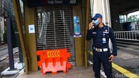 Seorang petugas keamanan berjaga di pintu masuk Stasiun MRT Haji Nawi.