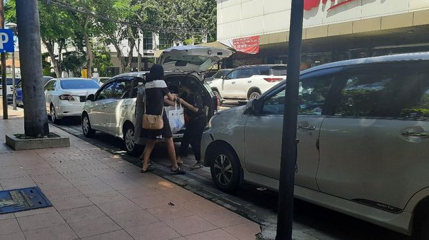Warga aksi borong di swalayan Surabaya/