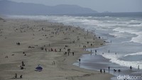 Warga memadati pantai di San Francisco pada Minggu 25 April 2020. Padahal, Corona masih mewabah. AP Photo/Jeff Chiu.