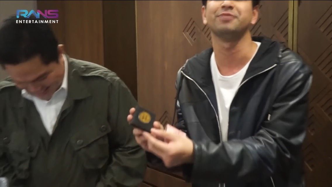 Raffi Ahmad bongkar tas Erick Thohir