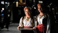 Para wanita muslim Bosnia dalam pakaian tradisional mereka yang pergi melakukan kegiatan tarawih di Masjid Gazi Husrev-beg (Elman Omic/Anadolu Agency/Getty Images)