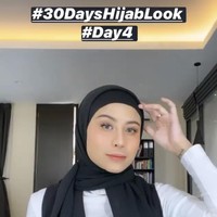 Pada hari keempat puasa Ramadhan, Karin bergaya OOTD dengan memakai manset warna putih, outer sleeves, celana kulot dan hijab warna hitam. Karin pun tak lupa membuat tutorial gaya hijabnya ini di IG TV. Tutorial Hijab Day #4#30DaysHijabLook ️Hari ini karena outfit gue simple gue pake hijab yang simple juga, gampang banget gaperlu pake peniti atau jarum pentul sebenernya. Who dig this look?! 🥰, tulisnya. Foto: Instagram @awkarin