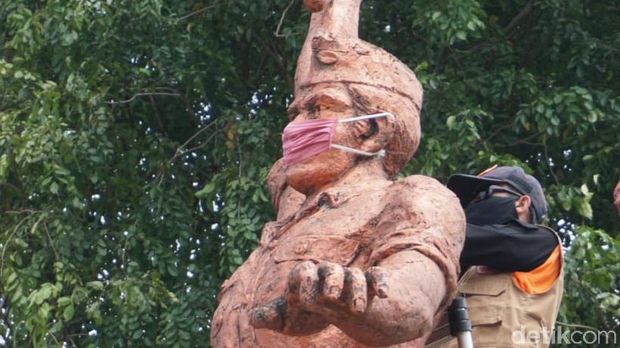 BPBD memasang masker pada patung di Monumen Djoeang 45 Kota Pekalongan, Senin (27/4/2020).