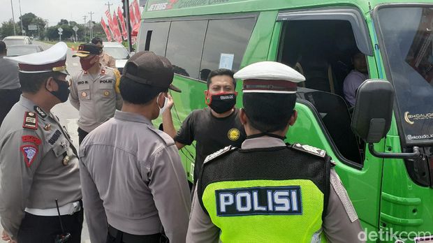 Petugas memeriksa kendaraan di exit tol Pungkruk, Sragen, Minggu (26/4/2020)
