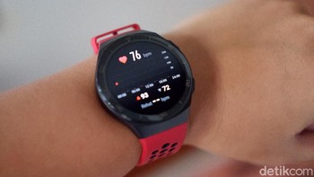 Huawei Watch GT 2e memiliki pemantauan tingkat saturasi oksigen darah (SpO2) serta sensor detak jantung berkinerja tinggi. Ketika detak jantung pengguna terlalu tinggi atau terlalu rendah, jam akan segera mengirimkan pengingat. Foto: Adi Fida Rahman/detikINET