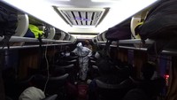 Tim medis juga memeriksa penumpang bus.