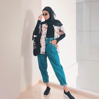 Membuat konten memakai hijab selama 30 hari Ramadhan, Awkarin juga memiliki bisnis hijab diberi nama Hally by Awkarin. Selain itu, dia juga terjun ke dalam bisnis kuliner dengan merintis usaha makanan bertajuk Awkenyang yang dijual secara online. Foto: Instagram @awkarin