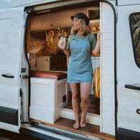 Seorang wanita bernama Nikki Bigger memilih untuk hidup dalam mobil van dari pada rumah tradisional. Meski kecil, tempat tinggalnya bisa dibilang cantik. Tapi sayangnya tinggal di mobil membuatnya kesulitan selama pandemi Corona. Foto: Instagram @nikkibigger