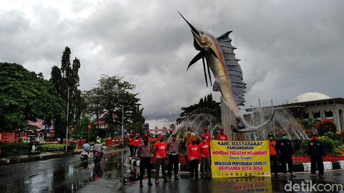 Warga dan polisi halau yang mau ngabuburit ke pangandaran