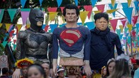 Boneka raksasa Kim Jong Un (kanan) diarak bersama boneka Batman dan Superman dalam sebuah karnaval di Brazil, (25/2/2020).  (Photo by Leo Malafaia / AFP) (Photo by LEO MALAFAIA/AFP via Getty Images)