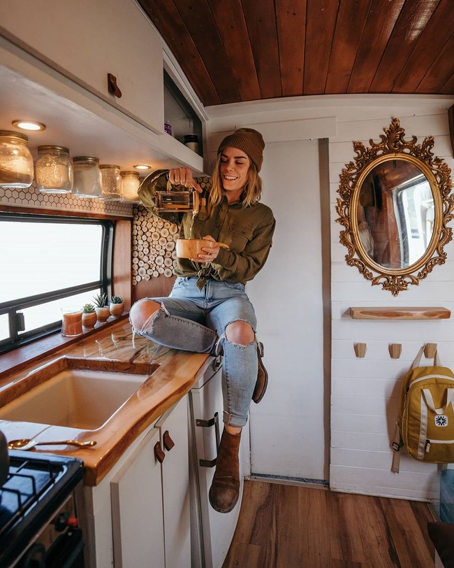 Ruangan dalam mobil pun tampak stylish dengan perabot-perabot cantik. Foto: Instagram @nikkibigger