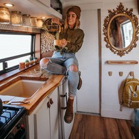 Ruangan dalam mobil pun tampak stylish dengan perabot-perabot cantik. Foto: Instagram @nikkibigger