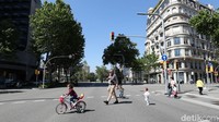 Anak-anak Spanyol turun ke jalan-jalan untuk menikmati kebebasan, yang baru mereka dapatkan lagi pada Minggu (26/4/2020). Sandra Montanez/Getty Images.