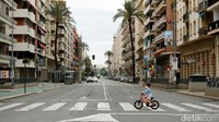 Ada juga yang asyik menaiki sepeda. Marcelo del Pozo/Getty Images.