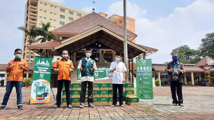 DMI Galakkan Gerakan Masjid Bersih Dewan Masjid Indonesia (DMI) menggelar kegiatan “Gerakan Masjid Bersih 2020” yang dilakukan sesuai dengan pedoman physical distancing.