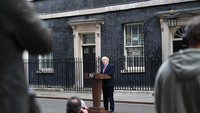 Seperti dilansir Channel News Asia, Senin (27/4/2020), PM Johnson tampil memberikan pernyataan di luar kantornya, Downing Street, London. Dia menyebut Inggris mulai membalikkan keadaan dalam mengatasi pandemi virus Corona, namun dia mengindikasikan tidak akan ada pencabutan lockdown dalam waktu dekat.