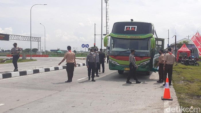 Petugas memeriksa kendaraan di exit tol Pungkruk, Sragen, Minggu (26/4/2020)