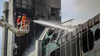 Petugas memadamkan api saat kebakaran di Gereja Basilea Christ Cathedral, Tangerang, Banten, Senin (27/4/2020). Kebakaran yang terjadi sekitar pukul 08.00 pagi tersebut diduga akibat korsleting listrik. ANTARA FOTO/Fauzan/hp.