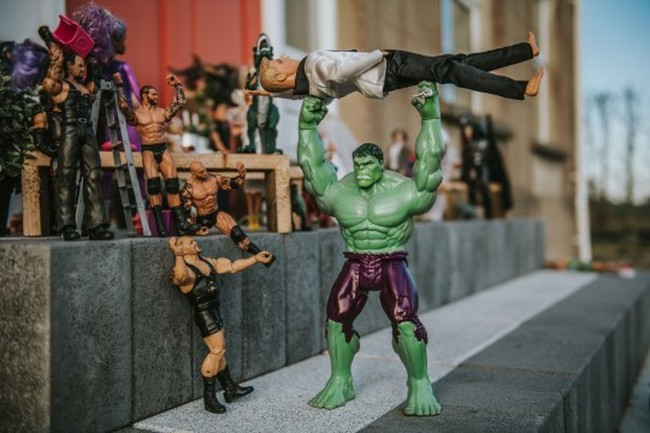 Ada juga Hulk yang menggendong boneka Ken keluar. Diceritakan bahwa Ken adalah mantan kekasih Barbie yang tidak setuju dengan pernikahan tersebut. Sang penjaga yakni Hulk kemudian mengamankan situasi.  Foto: Instagram @agnieszka_marsh_photo