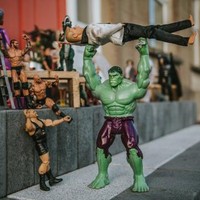 Ada juga Hulk yang menggendong boneka Ken keluar. Diceritakan bahwa Ken adalah mantan kekasih Barbie yang tidak setuju dengan pernikahan tersebut. Sang penjaga yakni Hulk kemudian mengamankan situasi.  Foto: Instagram @agnieszka_marsh_photo