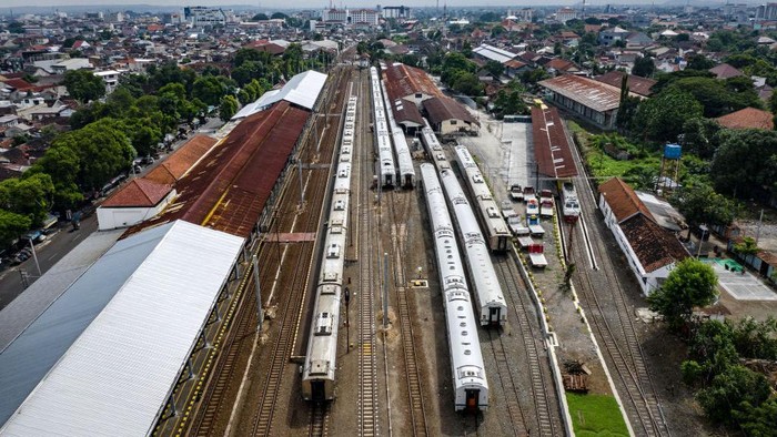 Pemerintah RI melarang mudik lebaran sejak 24 April 2020. Bandara, stasiun hingga terminal bus pun sepi. Begini potretnya.