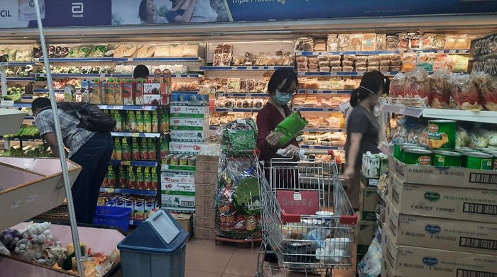 warga aksi borong di swalayan hokky