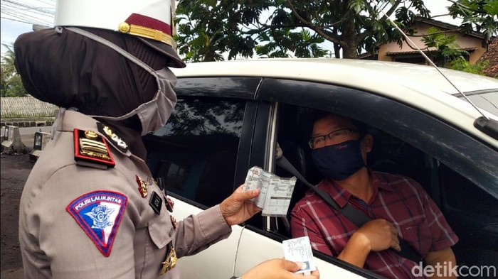 Ratusan kendaraan putar balik karena dihalau polisi di perbatasan Sukabumi