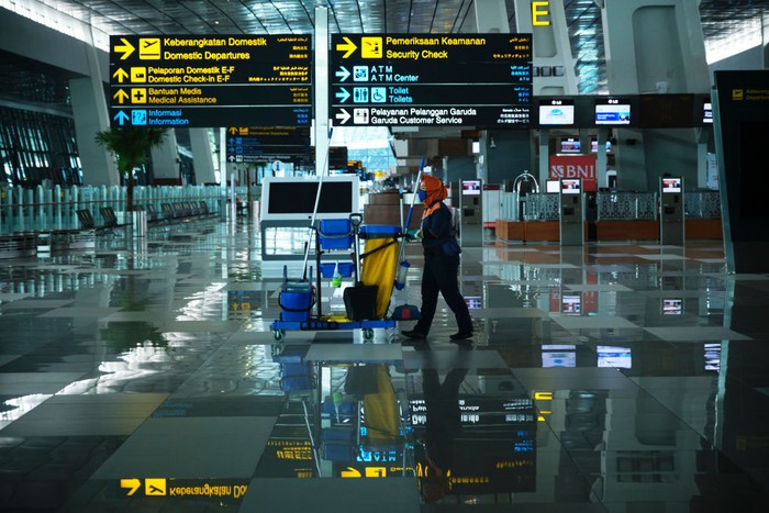 Pemerintah RI melarang mudik lebaran sejak 24 April 2020. Bandara, stasiun hingga terminal bus pun sepi. Begini potretnya.