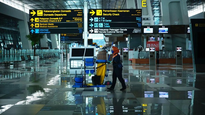 Pemerintah RI melarang mudik lebaran sejak 24 April 2020. Bandara, stasiun hingga terminal bus pun sepi. Begini potretnya.