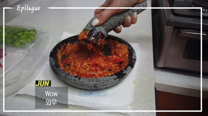 Orang Korea bikin sambal ulek