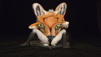 Butuh empat orang untuk menjadi kepala rubah. Keren ya! (Foto: Boredpanda)
