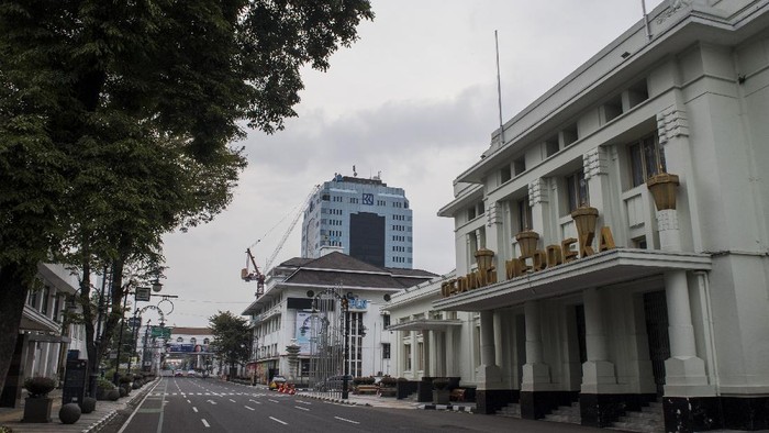 Suasana penutupan Jalan Asia Afrika di Bandung, Jawa Barat, Sabtu (18/4/2020). ANTARA FOTO/Agung Rajasa.