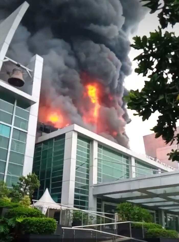 Gereja Christ Cathedral di Serpong, Kabupaten Tangerang, Banten, terbakar, Senin (27/4/2020) pagi. Penyebab kebakaran diduga korsleting listrik.