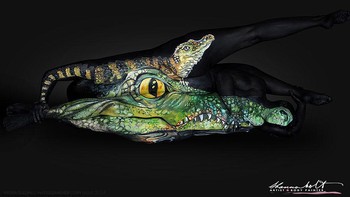 Keren! dengan badan manusia ini bisa digambar kepala buaya dan seekor buaya. (Foto: Boredpanda)