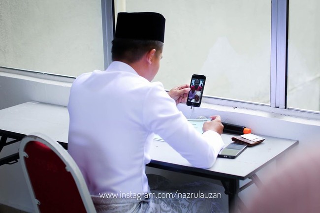 Saat diwawancara, Muhammad Norfahmi mengatakan dirinya sangat bersyukur akad nikahnya dengan Syahida berjalan lancar meskipun sempat ada gangguan koneksi internet. Dia juga mengaku sedikit sedih karena akad nikah tersebut dilangsungkannya tanpa kehadiran keluarganya secara langsung bersamanya. Keluarganya berada di Bagan Datoh, Perak. Foto: Dok. Instagram/Facebook Nazrul Auzan