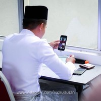 Saat diwawancara, Muhammad Norfahmi mengatakan dirinya sangat bersyukur akad nikahnya dengan Syahida berjalan lancar meskipun sempat ada gangguan koneksi internet. Dia juga mengaku sedikit sedih karena akad nikah tersebut dilangsungkannya tanpa kehadiran keluarganya secara langsung bersamanya. Keluarganya berada di Bagan Datoh, Perak. Foto: Dok. Instagram/Facebook Nazrul Auzan