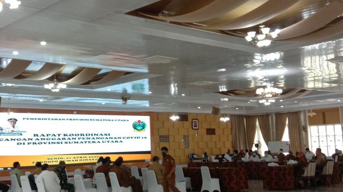 Suasana rapat koordinasi rencana anggaran penanganan COVID-19 di rumah dinas Gubernur Sumatera Utara Edy Rahmayadi.