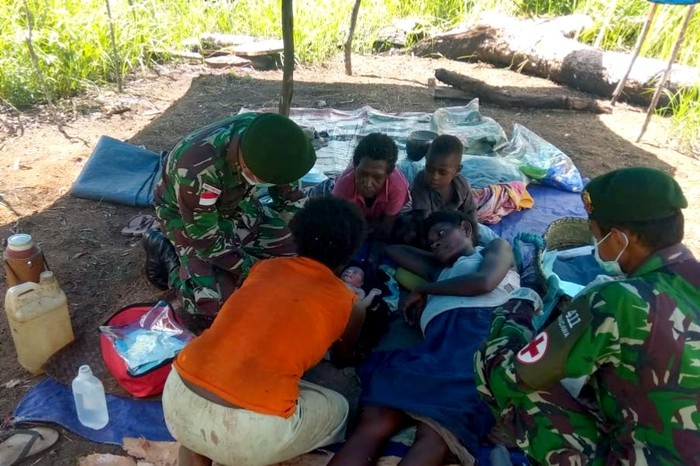 Personel Kostrad Bantu Persalinan Warga Papua di Bivak Personel kesehatan Satgas Pamtas RI-PNG Yonif MR 411/Pdw Kostrad membantu persalinan Ibu Apolina Maywa (24 th) warga RT 03 Yakyu, Kampung Rawa Biru, Distrik Sota.