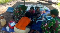 Proses persalinan yang dilaksanakan di Bivak di hutan dekat kampung, Senin (27/4), merupakan sebuah tradisi adat Suku Kanum warga RT 03 Yakyu, Kampung Rawa Biru, Distrik Sota, Merauke, jika melahirkan harus dilaksanakan diluar rumah dan tinggal dihutan selama 11 hari.