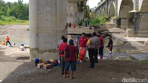 Pencarian jasad ibu mertua yang dibunuh menantu dan dibuang ke sungai di Pemalang, Senin (27/4/2020).