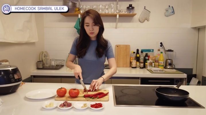 Orang Korea bikin sambal ulek