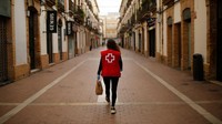 Penyaluran makanan siap santap juga dibantu oleh Palang Merah Spanyol. Getty Images/Marcelo del Pozo