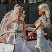 Fotografer Agnieszka Marsh menjadi salah satu orang yang terkena imbas karena virus Corona. Seluruh job wanita yang bekerja sebagai fotografer wedding itu dibatalkan. Ingin tetap beraktivitas di rumah selama pandemi, Agnieszka tetap melakukan tugasnya sebagai fotografer, namun uniknya ia membuat pemotretan pernikahan Barbie.  Foto: Instagram @agnieszka_marsh_photo