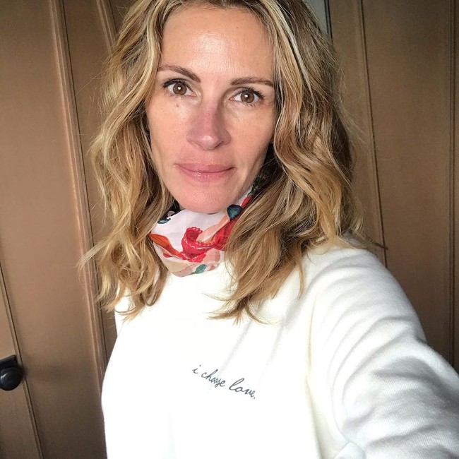 Aktris Julia Roberts mengunggah penampilannya tanpa makeup di masa karantina karena virus Corona ini dengan mengajak followers Instagramnya untuk ikut menyumbangkan sebagian uang mereka pada anak-anak yang tidak bisa makan karena sekolah-sekolah diliburkan. Foto: Dok. Instagram