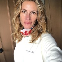 Aktris Julia Roberts mengunggah penampilannya tanpa makeup di masa karantina karena virus Corona ini dengan mengajak followers Instagramnya untuk ikut menyumbangkan sebagian uang mereka pada anak-anak yang tidak bisa makan karena sekolah-sekolah diliburkan. Foto: Dok. Instagram