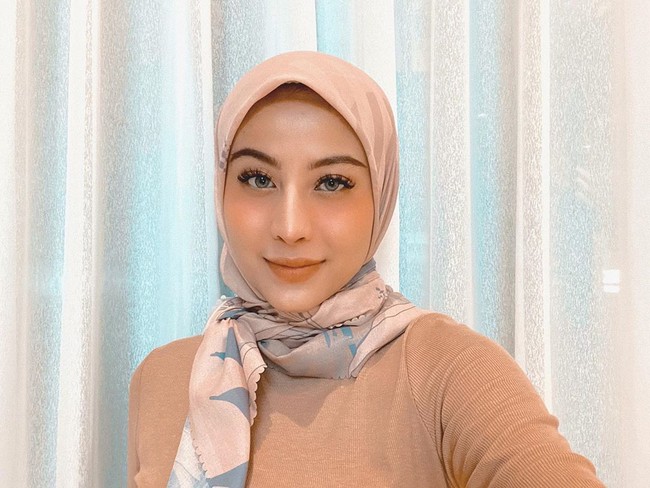 Pada hari pertama puasa Ramadhan 2020, Karin tampak mengenakan hijab motif segiempat dengan polesan makeup flawless dan natural. Hijab Day #1 di hari pertama Ramadhan  #30DaysHijabLook, tulis @awkarin pada Jumat (24/4/2020). Foto: Instagram @awkarin