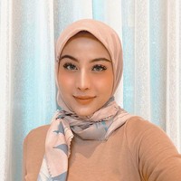 Pada hari pertama puasa Ramadhan 2020, Karin tampak mengenakan hijab motif segiempat dengan polesan makeup flawless dan natural. Hijab Day #1 di hari pertama Ramadhan  #30DaysHijabLook, tulis @awkarin pada Jumat (24/4/2020). Foto: Instagram @awkarin