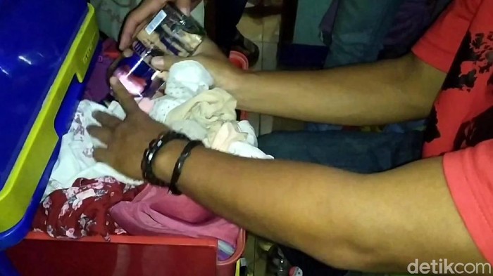 Petugas temukan miras dibalik tumpukan celana dalam