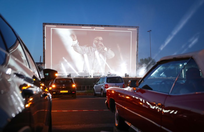 Rapper Jerman Sido tampil di bioskop drive-in Georg Schutz selama krisis virus corona, di Dusseldorf, Jerman.