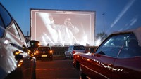Drive-in menjadi tempat yang semakin populer untuk penyanyi, kelompok teater, dan bahkan gereja untuk mengadakan acara sambil mematuhi langkah-langkah penguncian coronavirus atau physical distancing.